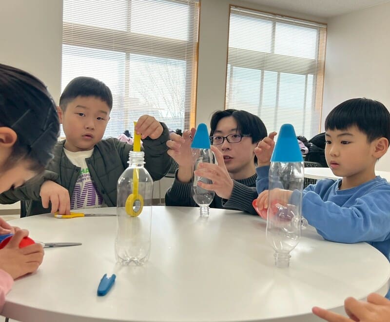 ロケットがどう飛ぶのかを考えながら試行錯誤して作る子どもたち｜MiRAI科学教室