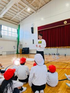 四日市の小学校で行われたMiRAI出前授業で、けいた先生の話を真剣に聞く子どもたち（菰野町からも通えるスポーツスクールの授業風景）