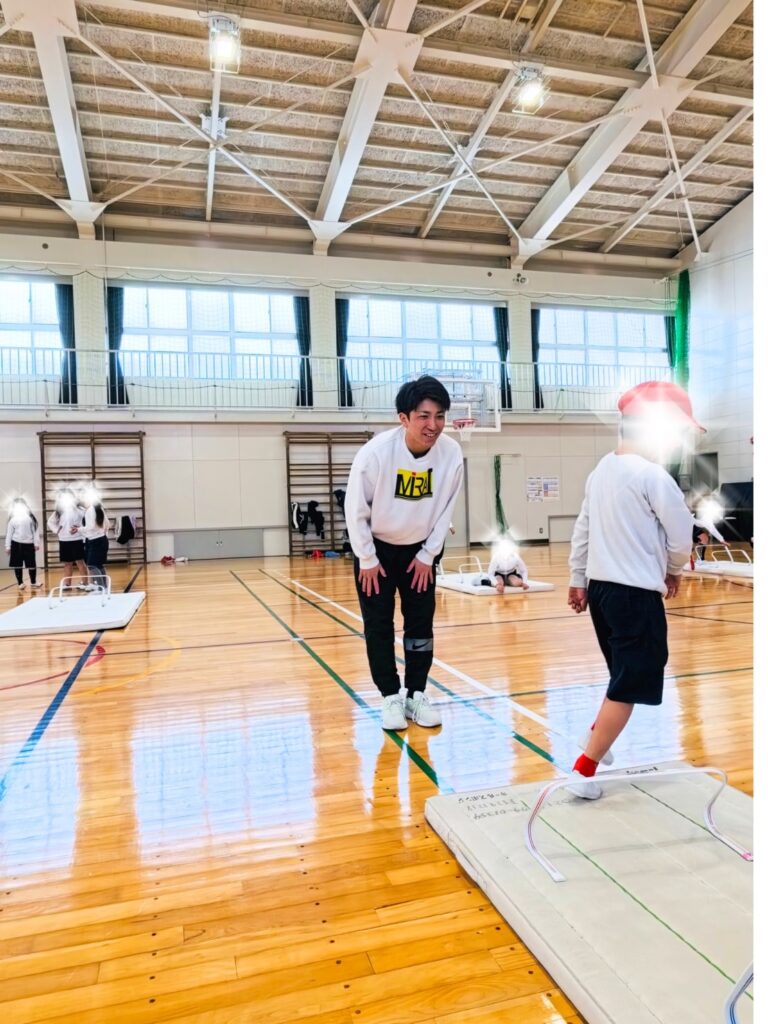 四日市と菰野町で活動する子どもスポーツスクールMiRAIの出前授業。小学生がマットを使った運動に取り組む体育館の様子