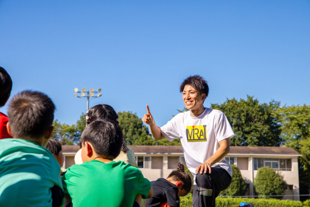 四日市・菰野の総合スポーツスクールMiRAIのけいた先生が子どもたちにスポーツについてアドバイスをするシーン（習い事・四日市メリノール学院）