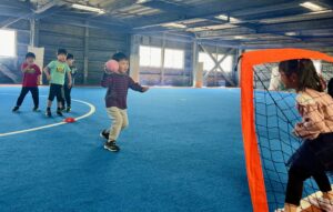 四日市のスポーツ教室MiRAIでハンドボール1on1に挑戦する新小学1年生の子どもたち
